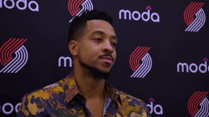 这是一个非常有趣的话题。CJ·麦科勒姆在NBA是一个特点极其鲜明、同时定位又有些尴尬的球员。为了回答他是什么级别，我们需要拆解他的技术特点、荣誉成就以及在联盟中的横向对比