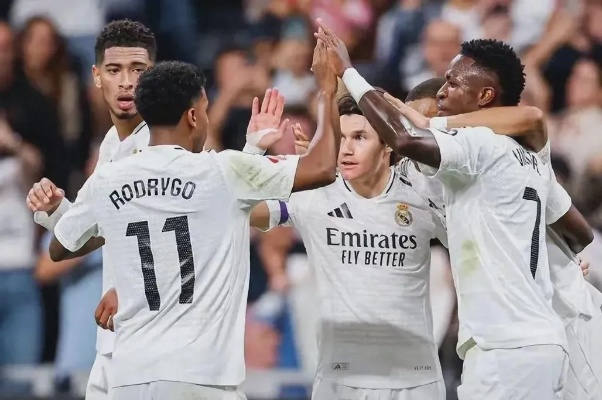 皇马3-0阿拉维斯，银河战舰平稳启航，新赛季西甲争冠之路初露锋芒