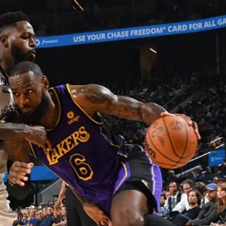 NBA战报，詹姆斯三双湖人加时险胜，库里伤退勇士前景堪忧
