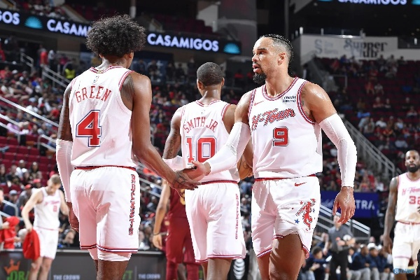 火箭对猛龙季前赛比分，休斯顿火力全开，年轻阵容闪耀赛场