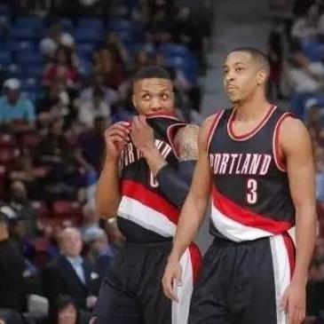 勇士掘金激战正酣，NBA季后赛西部巅峰对决悬念迭起