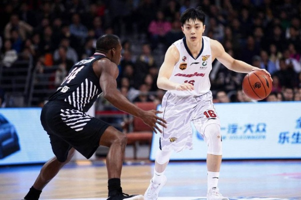 胡明轩的CBA起点，从青涩少年到广东队核心的成长之路